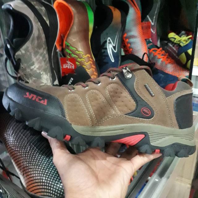 Sepatu treking SNTA