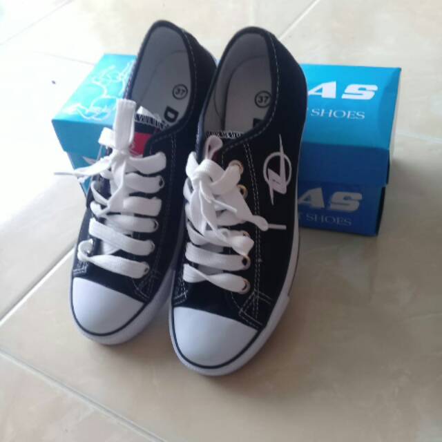 Sepatu dallas wanita