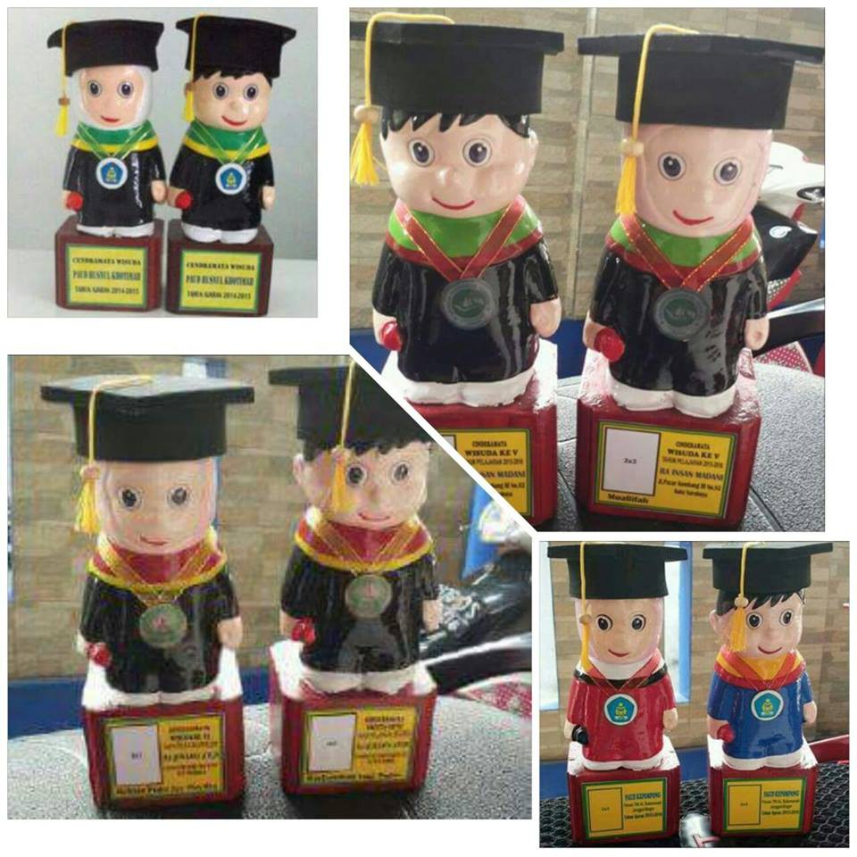 BONEKA WISUDA