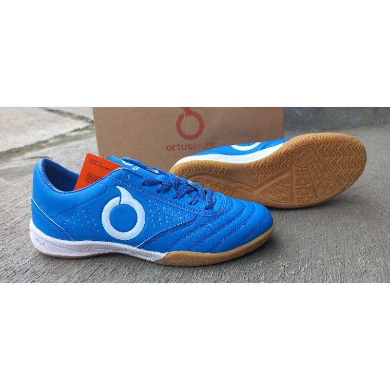 sepatu futsal ourtuseight bonus kaos kaki
