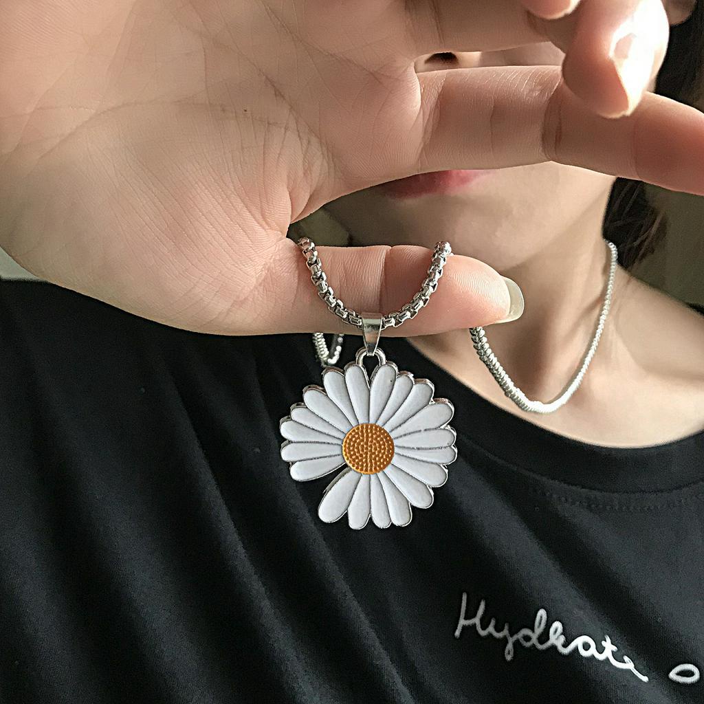 2021 Kalung Rantai Panjang Liontin Bunga Daisy Bahan Titanium Steel Warna Silver Gaya Hip Hop Untuk Wanita