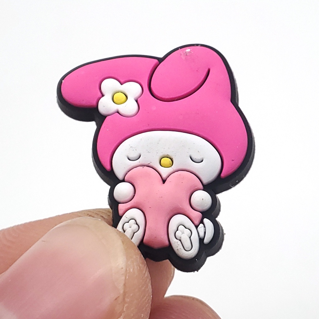 Hello kitty Jibbitz Crocs pin wanita charms sandal Sanrio Kuromi DIY Aksesoris Bahan Untuk Dekorasi Sepatu Hadiah anak pria