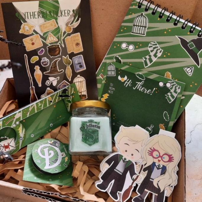 

Miliki - hogwarts hermione draco slytherin ravenclaw hufflepuff gryffindor hadiah giftbox kotak ulang tahun