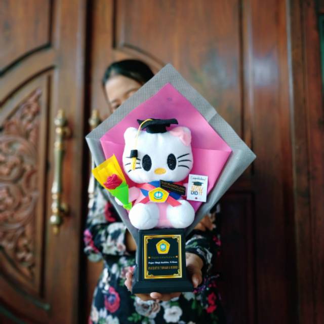 Boneka Wisuda Hello Kitty Piala 40cm
