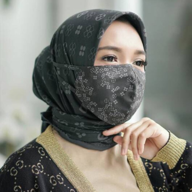 Buttonscarves Monogram Cup mask