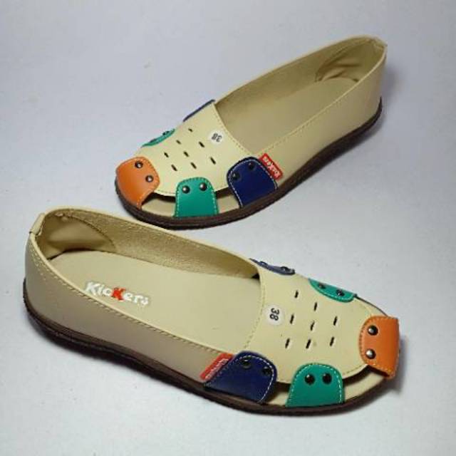 Sepatu Kickers wanita model slip on