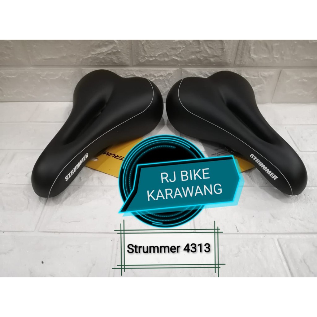 Sadel Strummer 4313 black lubang