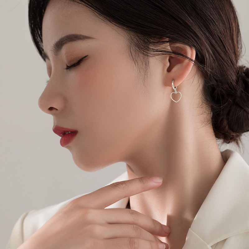 1 Pasang Anting Stud Bentuk Hati Asimetris Gaya Korea Untuk Wanita