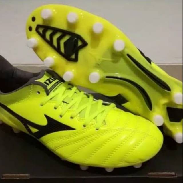 Sepatu bola mizuno morelia