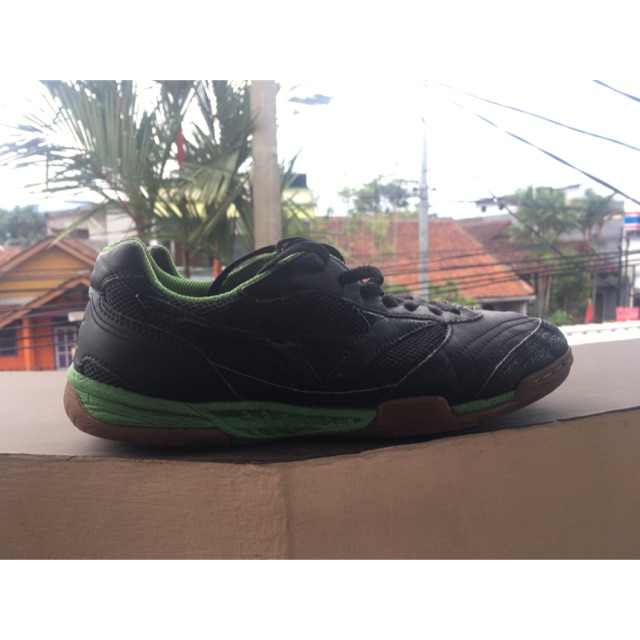 Sepatu futsal second mizuno