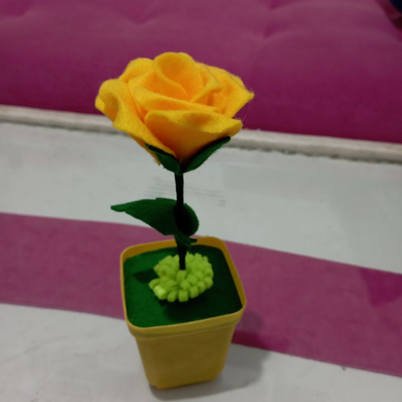 bunga mawar kain flanel / hiasan dinding bunga mawar (warna dan bentuk pot acak)