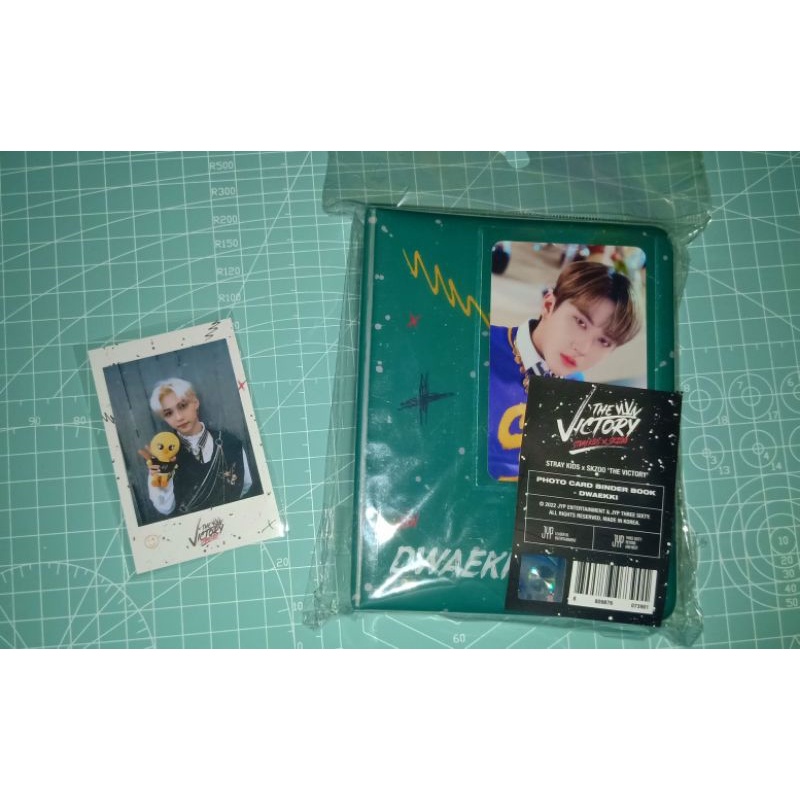 binder dwaekki changbin + POB felix pop up store the victory