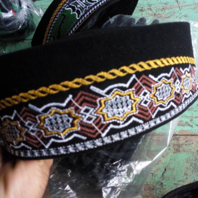 Peci kopiah bordir buludru hitam