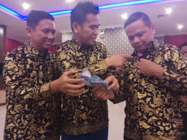 Kemeja Batik Pria Lengan Panjang Bakung