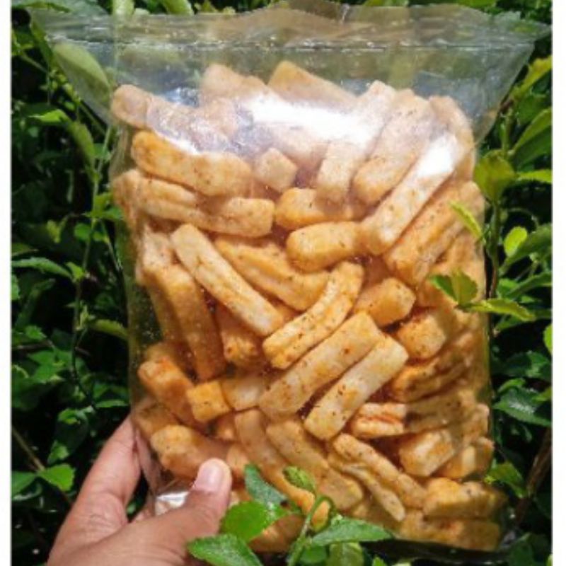 

super pedas cemilan krupuk renyah taburan bubuk cabai