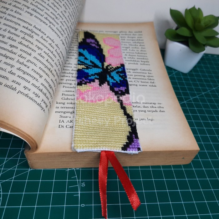 

Gilaa!!! Bookmark Pembatas Buku (Kristik) Bagus