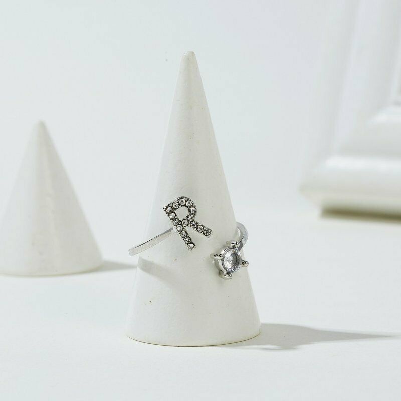 Cincin Desain Inisial Huruf A-Z Aksen Kristal Berlian Imitasi Dapat Disesuaikan Untuk Pasangan