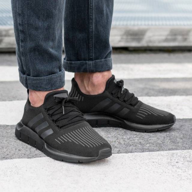 ADIDAS SWIFTRUN FULL BLACK ORIGINAL INDONESIA SEPATU PRIA ORIGINAL