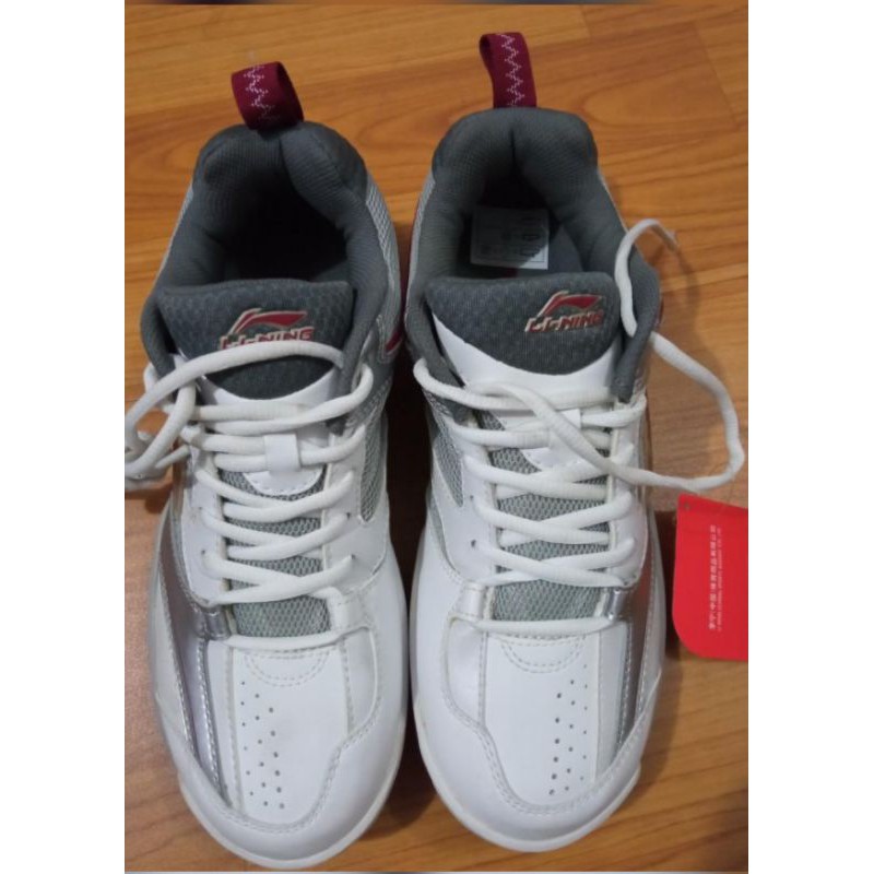 Sepatu Badminton Merk Lining ukuran 40