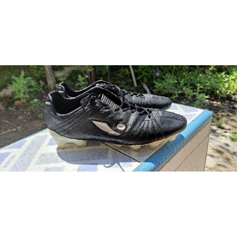 sepatu bola concave aura+