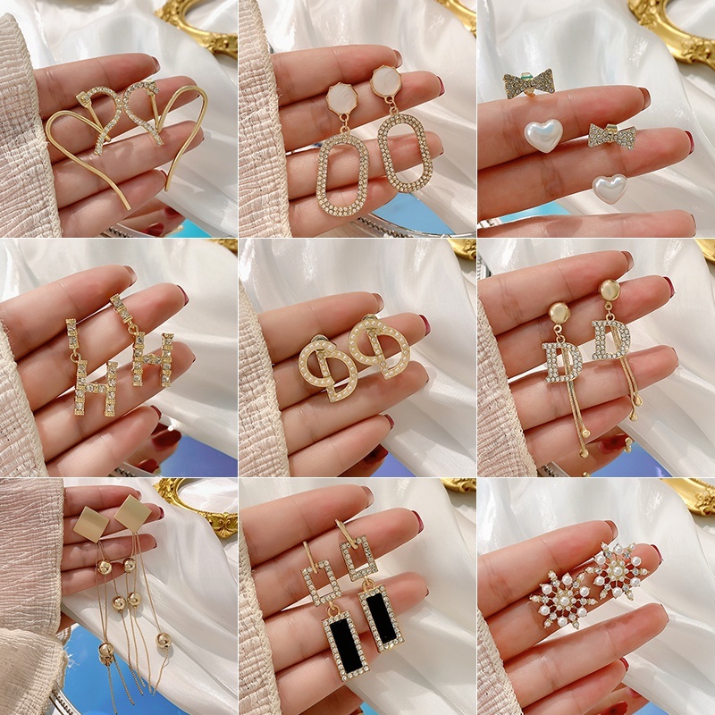 Anting Stud Panjang Aksen Mutiara Bahan Logam Gaya Korea Untuk Wanita