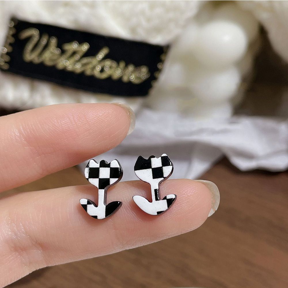 Anting Stud Desain Papan Catur Tulip Bahan Resin Gaya Retro Korea Untuk Wanita