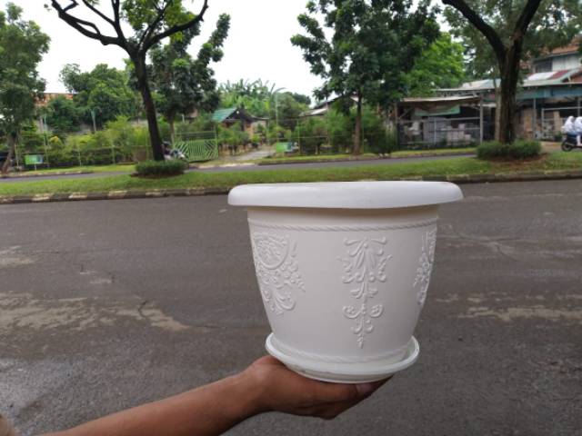 Pot bunga putih flora 25cm (CJP) + tatakan putih