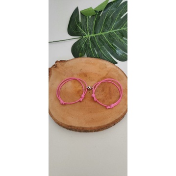 Gelang Bestie warna pink dengan magnet