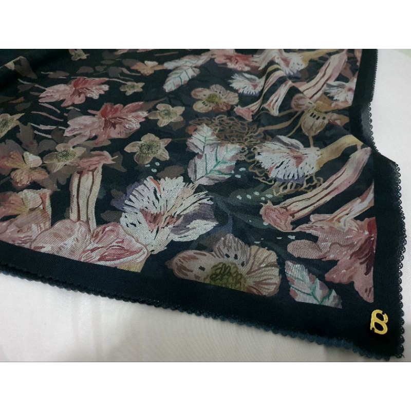 Buttonscarves Daisy black