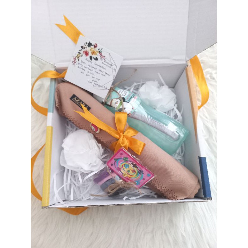 HAMPERS WISUDA/HAMPERS ULANG TAHUN/KADO ULANG TAHUN CEWEK/HAMPERS HIJAB/HAMPERS KERUDUNG