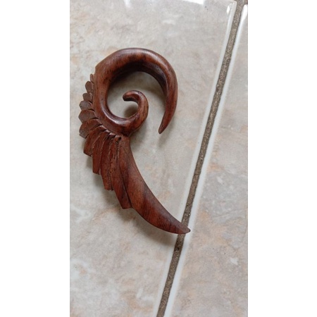 anting kayu sono motif sayap