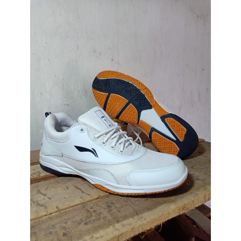 sepatu lining