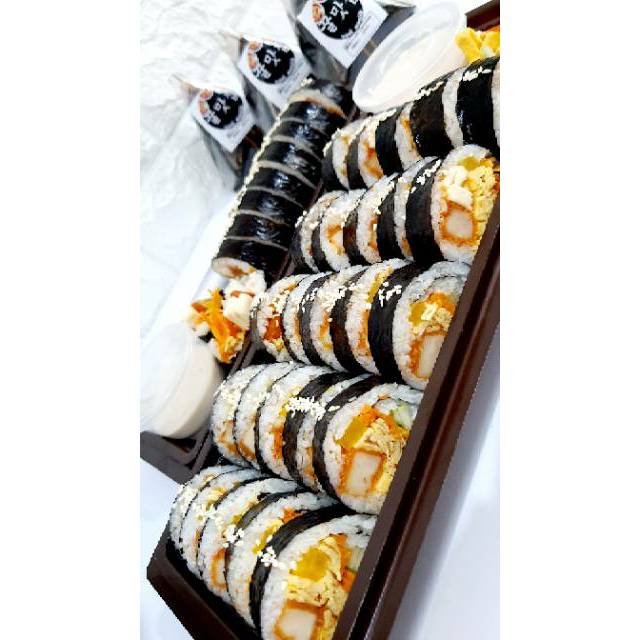 

Kimbab Original HALAL 25+1pcs Kimbap dan dressing saus. Kimbap sushi korea