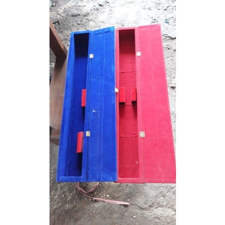 Kotak bludru tempat tongkat komando