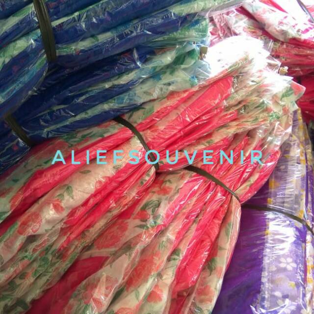 

Tas berkat uk 22x22 serut tali warna warni