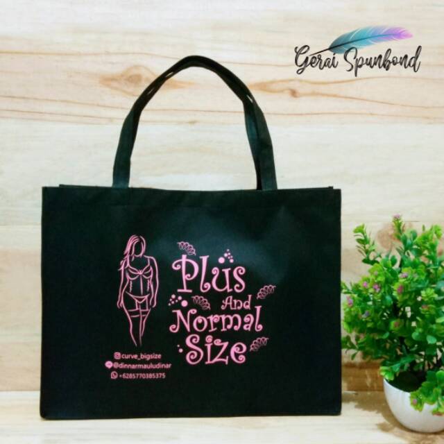 

Goodie Bag Spunbond Uk. 40cm x 10cm x 30cm Landscape Plus Sablon (Khusus)