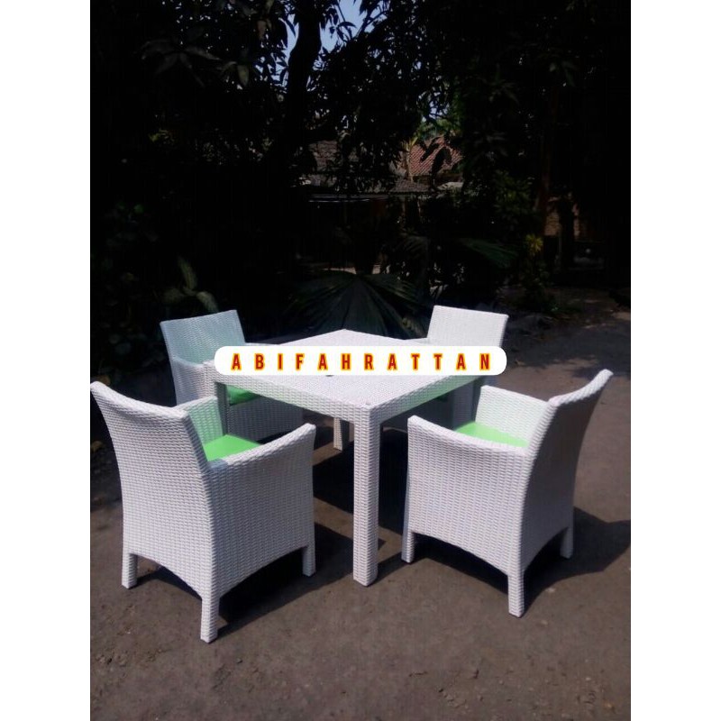 Meja Makan Set Rotan Sintetis Arm Chair