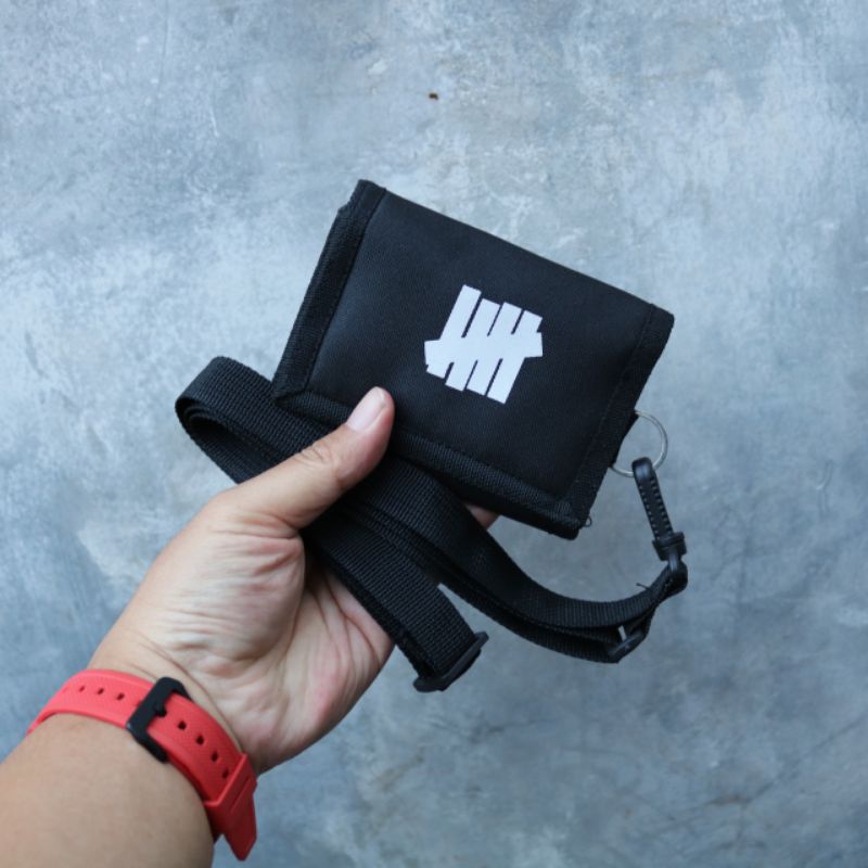 Dompet pria trifold gaines undefeated dengan strap