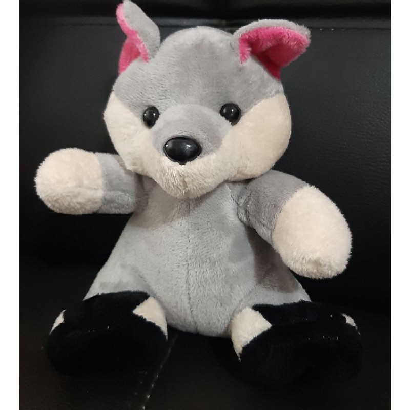 boneka serigala kecil