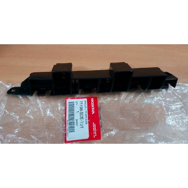 Bracket - Braket - Breket atau Plastik Dudukan Bumper Bemper Depan Honda Accord CM5 2003 2004 2005
