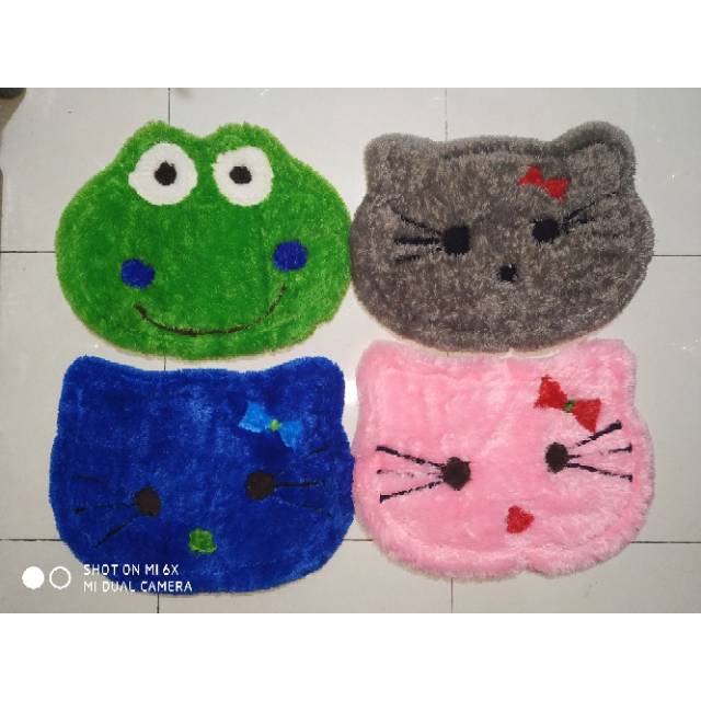 [DGB] KESET BULU RASFUR KARAKTER 40X60CM 40X60 40 X 60 CM PREMIUM TERMURAH HELLO KITTY KEROPPI KEROPI DORAEMON