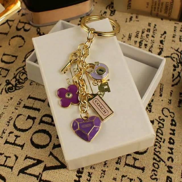 Gantungan tas COACH charm ungu