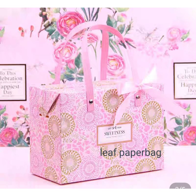 

Paper bag serbaguna kado gift box hijab mukena wisuda hadiah hari kasih sayang / paper bag gift / paper bag kado / paper bag motif pink anniversary / paper bag sedang / paper bag kecil / paper bag besar paperbag bridesmaid kotak hadiah pacar hampers