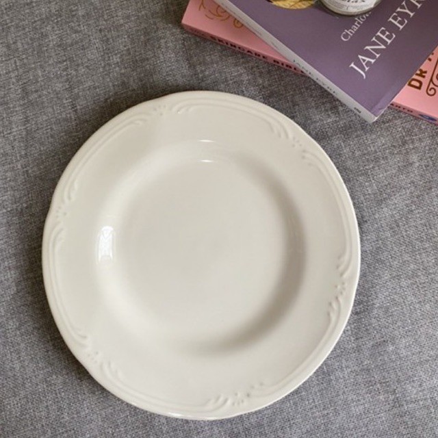 PIRING ELLA PIRING CANTIK UKIR KERAMIK PIRING KUE PLATE WARNA IVORY PORCELAIN UKURAN BESAR