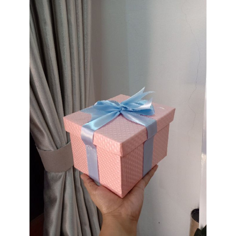 

kotak kado / kotak gift / kotak hadiah ukuran 14x11,5x10cm dengan pita