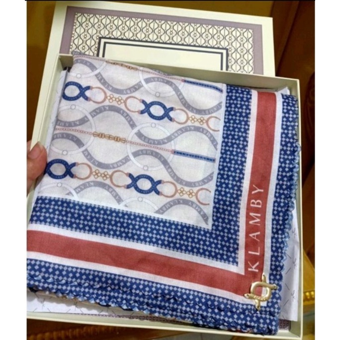 CHAIN SCARF WEARING KLAMBY