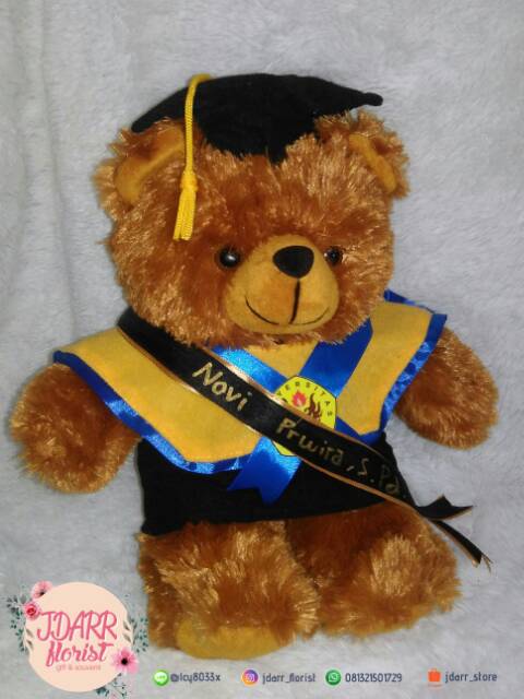 BONEKA WISUDA TEDDY BEAR EKSKLUSIF SELEMPANG NAMA WISUDAWAN