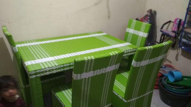Meja Makan 4 Kursi