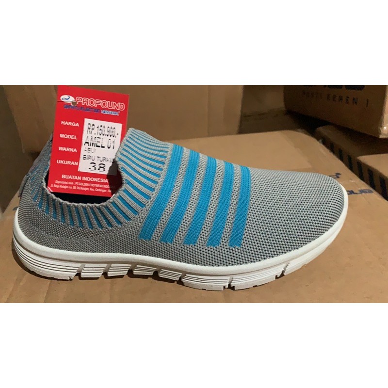 Sepatu Slip on wanita..merk New Era