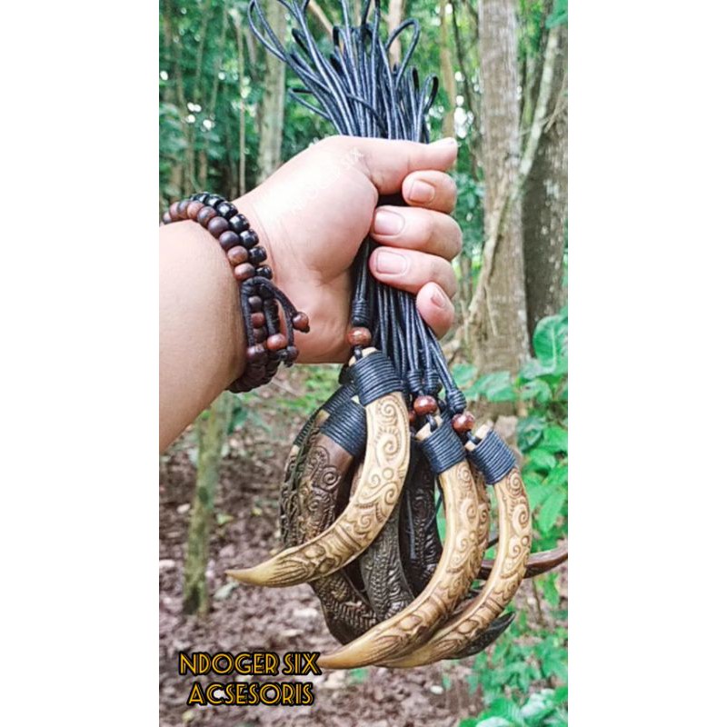 kalung pria kalung etnik taring babi ukir motif orang tua AM